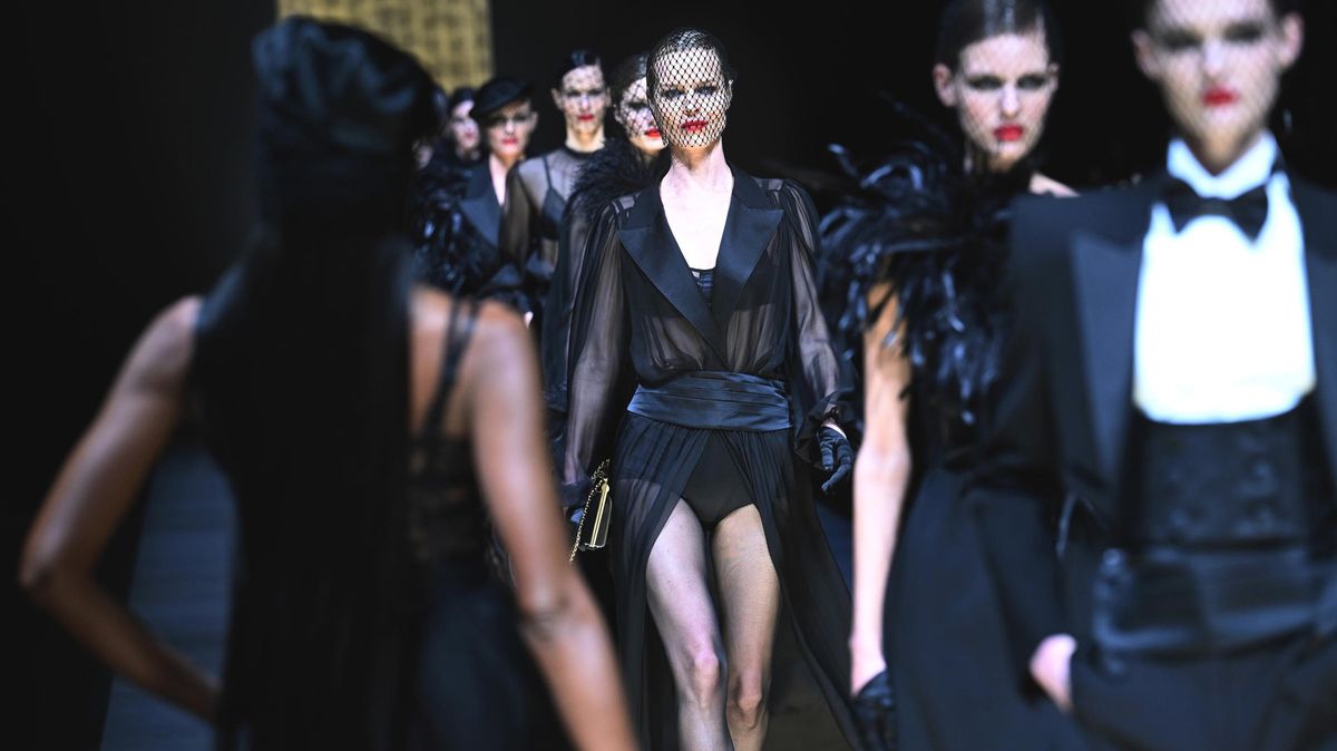 Eva Herzigová si v padesáti troufla na molo v kalhotkách! Stala se hvězdou přehlídky Dolce & Gabbana